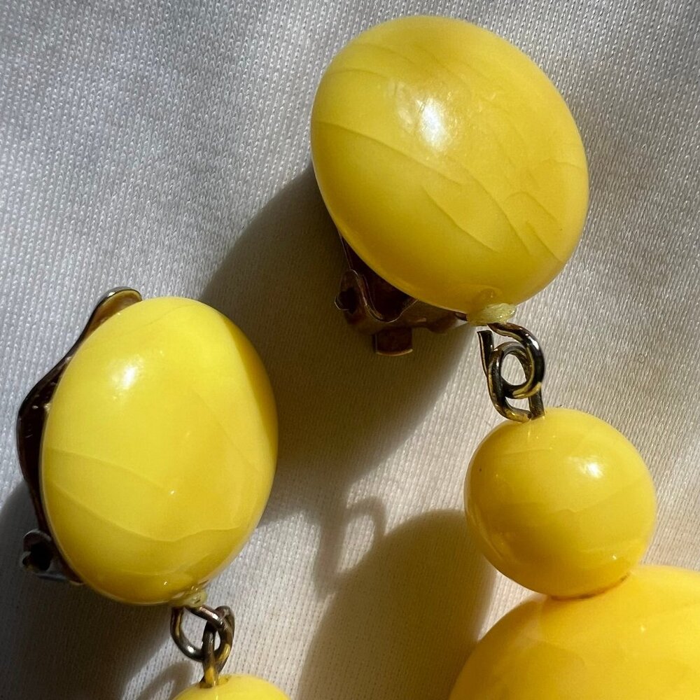 Chunky MCM Lemon Yellow Lucite Dangle Costume Fashion Estate Clip On Earrings - Picture 4 of 9
